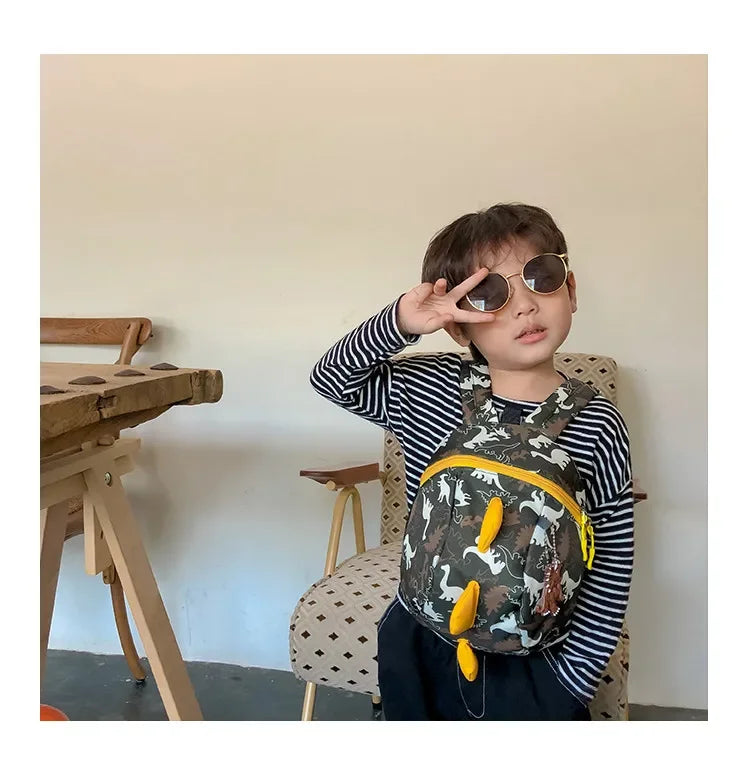 Children's anti-loss safety backpack with dinosaur-shaped safety belt.